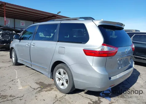 2018 Toyota Sienna Le 8 Passenger z USA, uszkodzony, nr VIN 5TDKZ3DC5JS902419